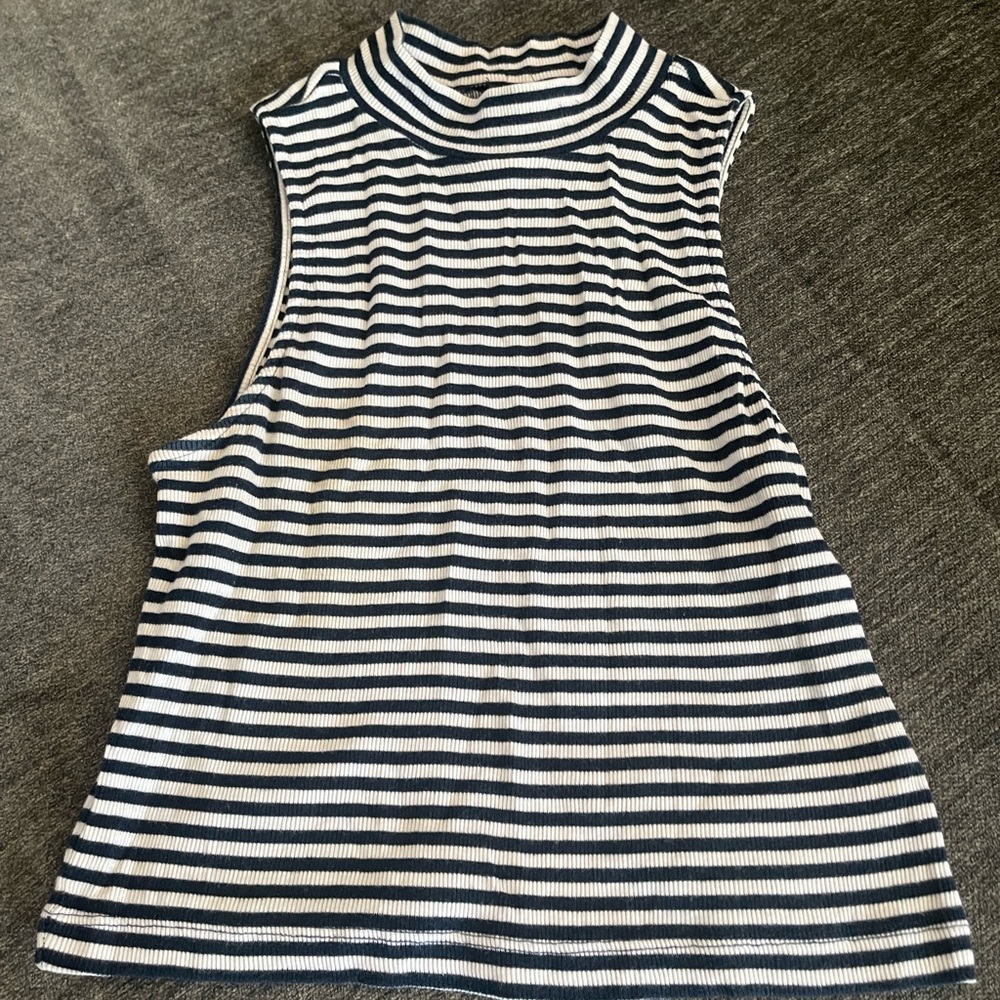 Crop top, with lines (dark blue and white)